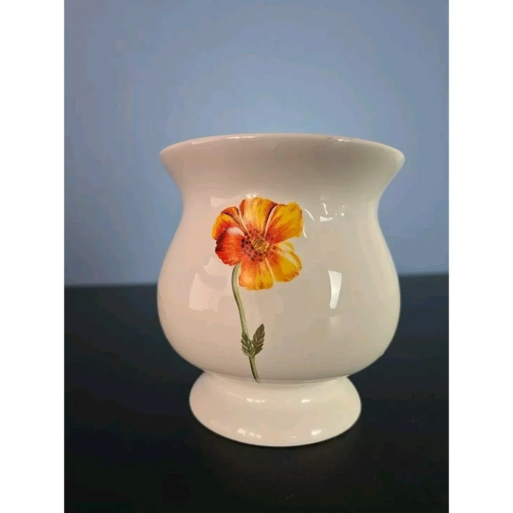 Vintage Bath and Body Works Spring‎ Floral Vase 3.5